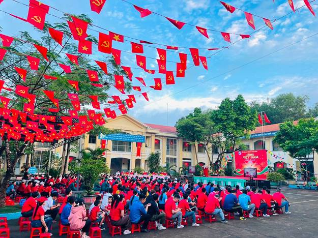 Có thể là hình ảnh về một hoặc nhiều người và văn bản