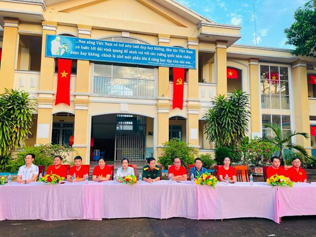 Có thể là hình ảnh về văn bản cho biết '..Non sống iệt Nam trở nên tươi đẹp ay không, dầnt Ộc lệt Nam có co đài vinh quang sánh được hay không, chính nhờ một phần lôn công hoc Cua นรัก ඇහරි cni nần ch châu học pc ác ac em. T.... alingi CODISSEN 歡含標教 n'