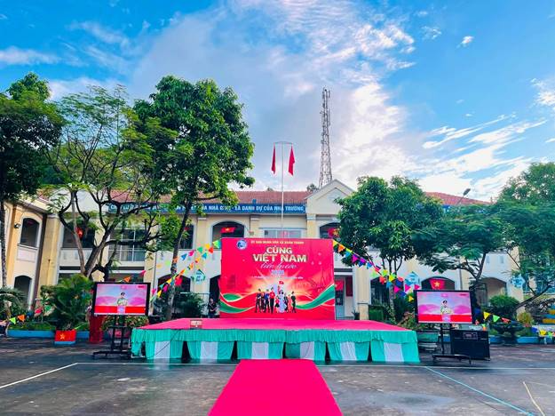 Có thể là hình ảnh về một hoặc nhiều người và văn bản cho biết 'NH 研 洋ー -ΤA DANH .-. DỰC CU TRƯƠNG a S BAN CÙNG VIỆT VIỆTNAM NAM cen 2026 a'