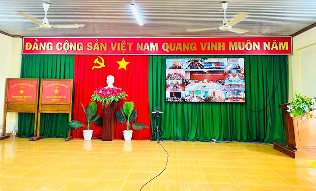 Có thể là hình ảnh về cái bục và văn bản